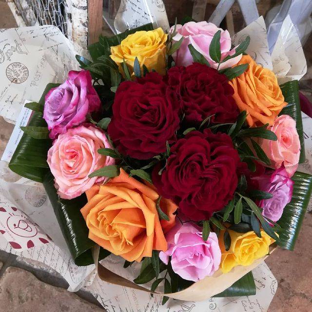 bouquet de roses colorées